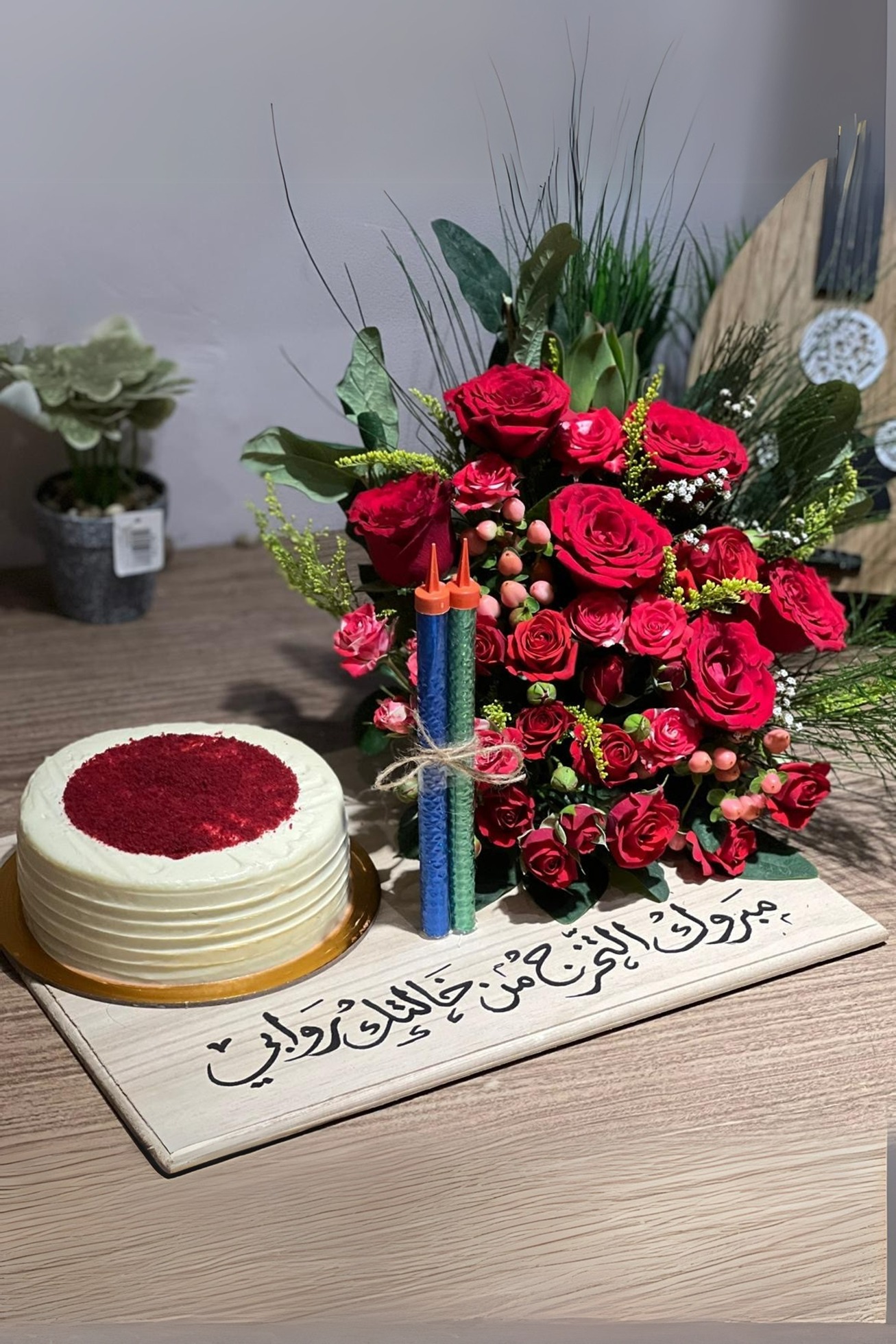 قاعدة خشبية بباقة ورد